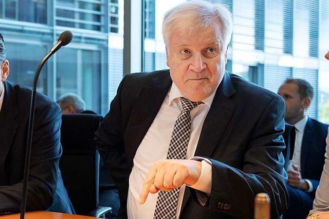 Seehofer rumt Verbesserungsbedarf im Kampf gegen rechts ein