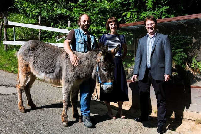 Ralf Volk, Therese Wagner und Christia...t in den Schwarzwaldzoo Waldkirch ein.  | Foto: Gabriele Zahn