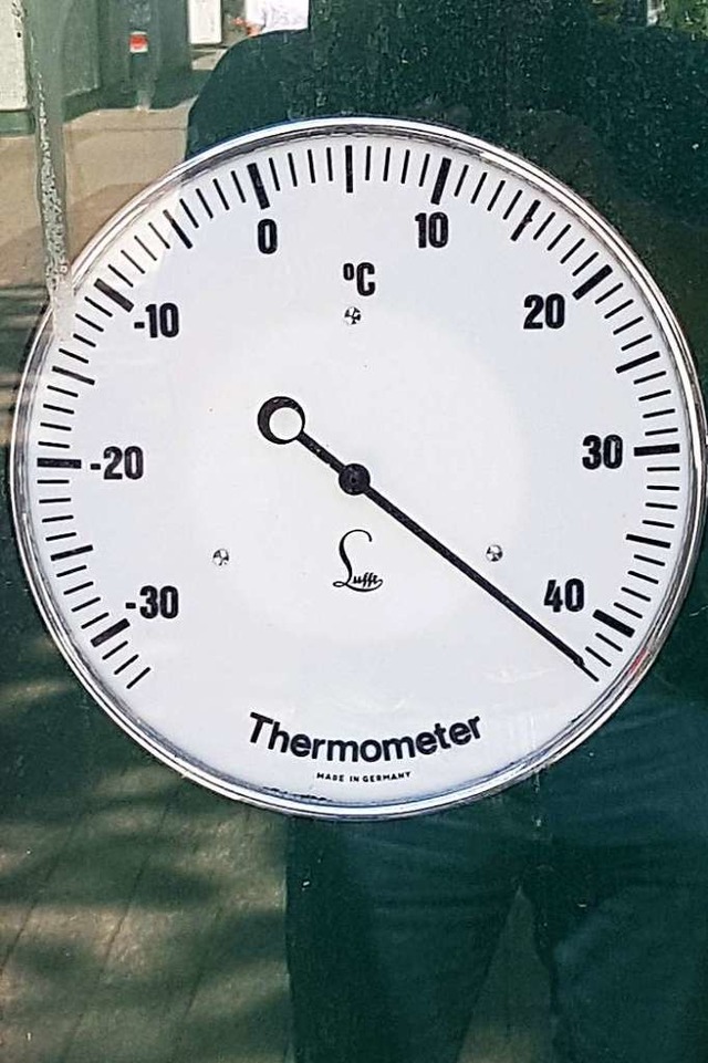 Am Anschlag war das Thermometer bei der Sparkasse am Mittwoch.  | Foto: Axel Kremp