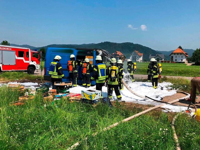 Ein Kleintransporter geriet auf der B294 in Brand.  | Foto: Freiwillige Feuerwehr Waldkirch (FFW)
