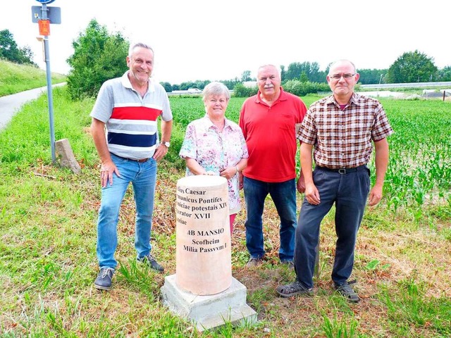 Die Nachbildung eines rmischen Meilen...gen Gebhardt vom Heimatverein Hohberg.  | Foto: Gemeinde