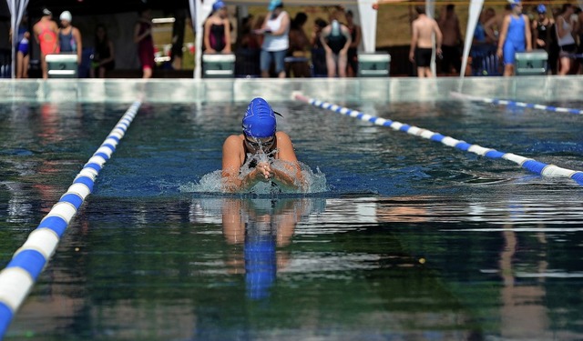Eine Brustschwimmerin durchpflgt die Wasseroberflche im Terrassenbad.   | Foto: Bettina Schaller