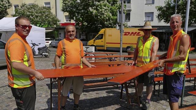 Da sitzt jeder Handgriff: Beim Aufbau ...Werkhofmitarbeiter, was er zu tun hat.  | Foto: Ulrich Senf