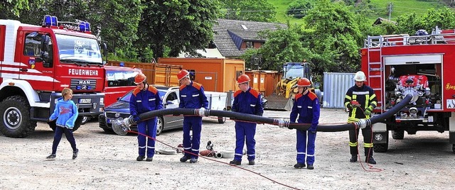 Die Jugendfeuerwehr Kleines Wiesental ...chutztag eine bung zum  Lschangriff.  | Foto: Gudrun Gehr