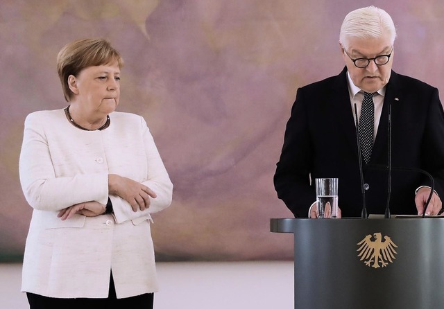 Zweiter Zitteranfall: Angela Merkel mit Bundesprsident Frank-Walter Steinmeier  | Foto: Kay Nietfeld (dpa)