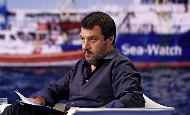 Innenminister Salvini spricht in einer...ilder von der Sea-Watch 3 eingeblendet  | Foto: Vincenzo Livieri (dpa)