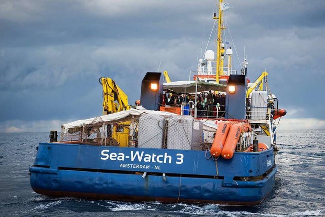 &#8222;Die Situation (auf dem Schiff) ...tnin der Sea Watch 3, Carola Rackete.  | Foto: Chris Grodotzki (dpa)
