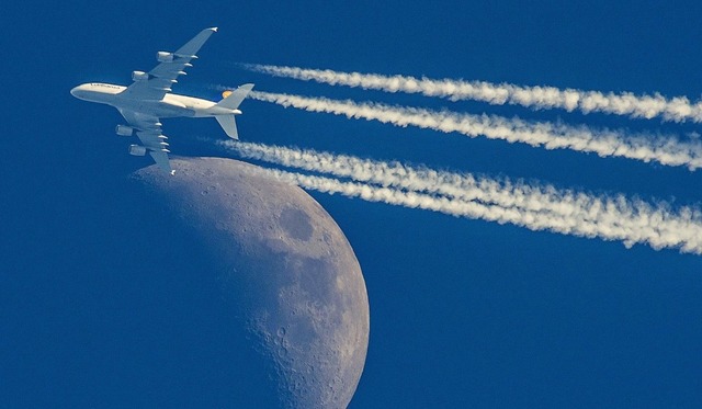 Flug am Mond vorbei  | Foto: Patrick Pleul