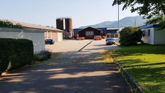 Die Straenmeisterei Grwihl-Segeten m...echts im Bild das Gebude der Polizei.  | Foto: Felix Held