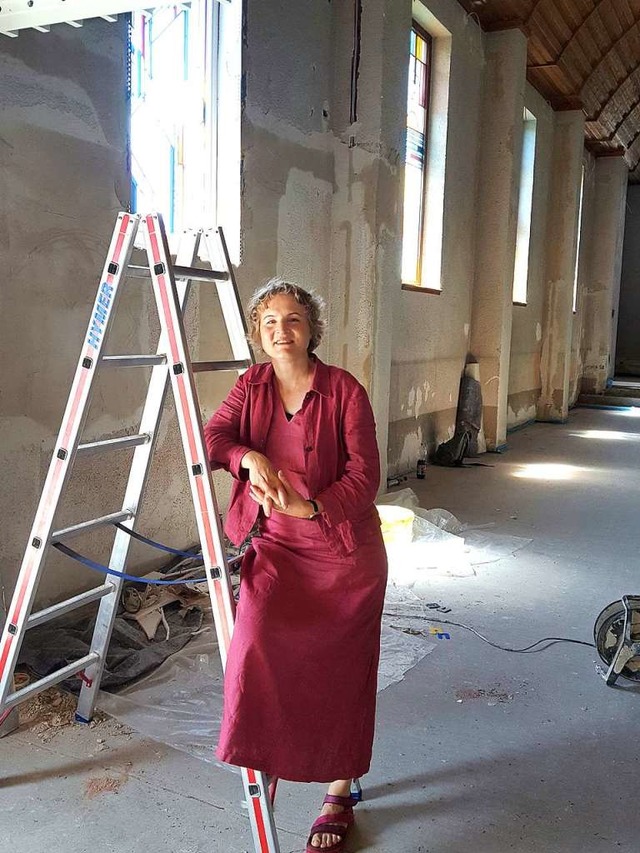 Pfarrerin Anke Doleschal freut sich au... gestaltete Kirche nach der Sanierung.  | Foto: Beate Zehnle-Lehmann