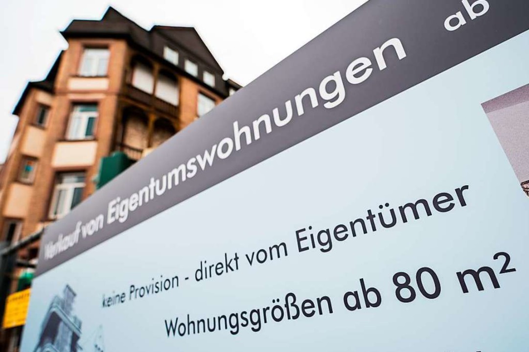 Ein Bauschild wirbt in Frankfurt fr Eigentumswohnungen.  | Foto: Andreas Arnold