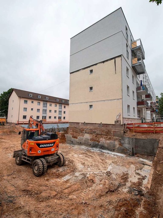 Zwei neue Stockwerke sind auf dieses M...nsiedlung in Frankfurt gesetzt worden.  | Foto: Boris Roessler