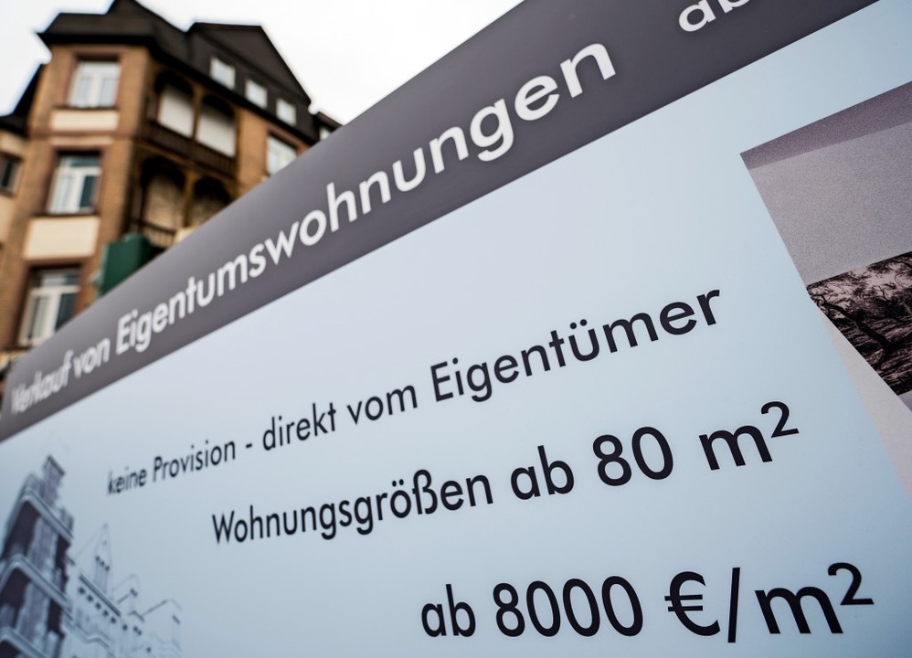 Ein Bauschild wirbt in Frankfurt für Eigentumswohnungen.  | Foto: Andreas Arnold