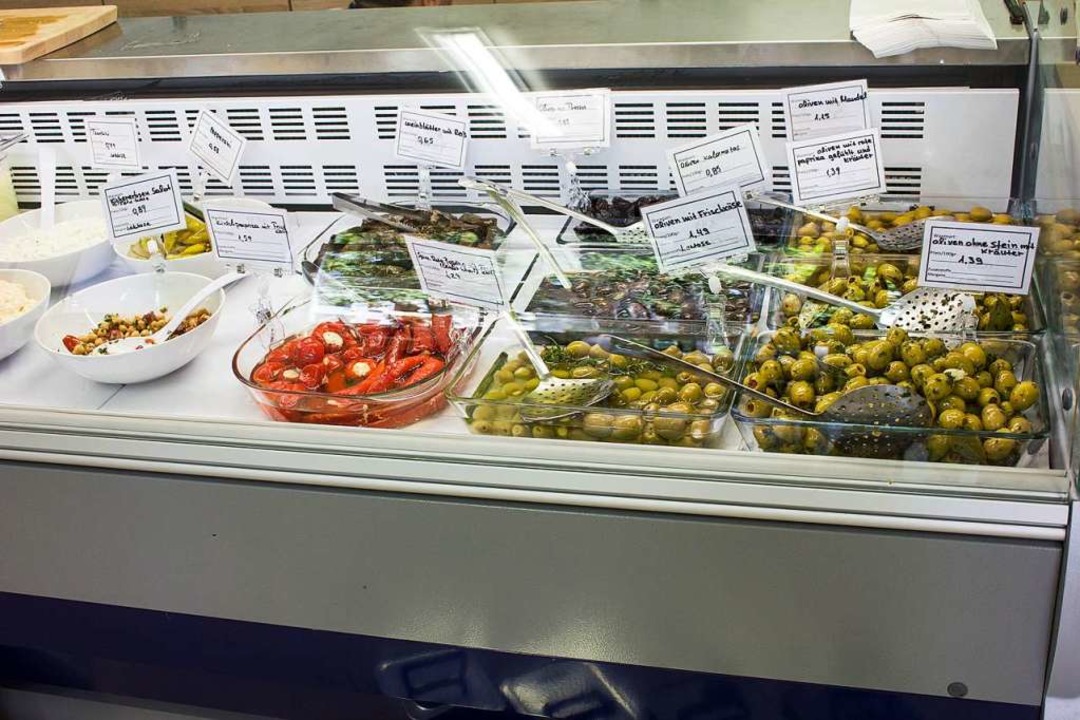 Feta und Oliven sind die Hauptattraktionen in der Frischetheke  | Foto: Carolin Johannsen