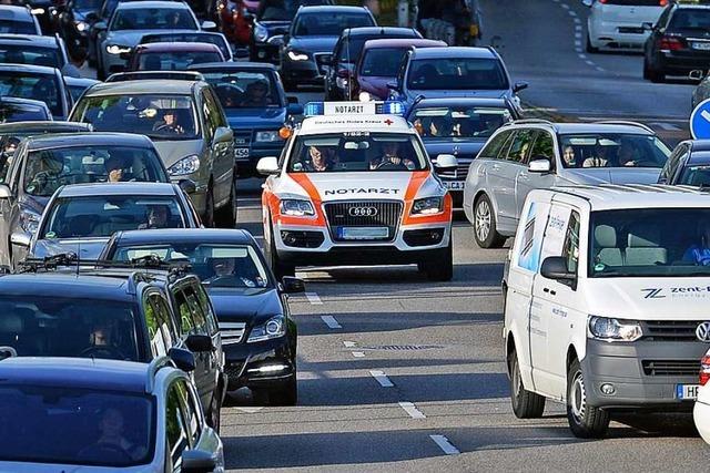 Helfer beklagen bei einer Podiumsdiskussion fehlende Rettungsgassen und Gaffer