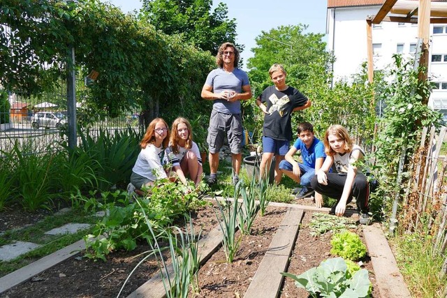 Gartenprofis unter sich: Aylin, Alessa...ie Paul, Muhammed und Maik (von links)  | Foto: Ulrich Senf