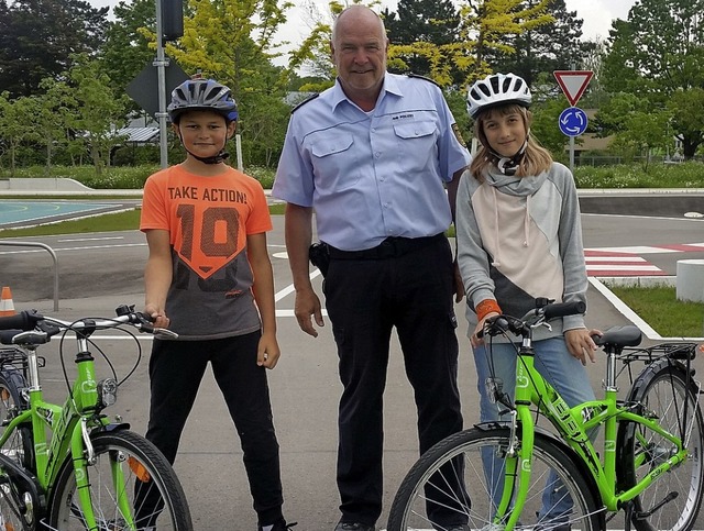 Polizist Hans Peter Huber mit Luka Lindner und Lisa Schaub   | Foto: privat