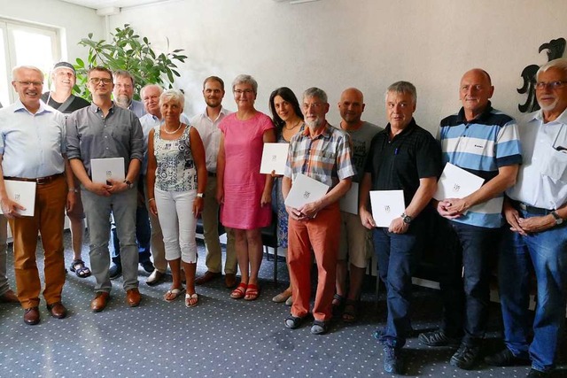 Zum Abschied  stellten sich acht Ratsm...zeichnet wurden,  zum Gruppenfoto auf.  | Foto: Agnes Pohrt