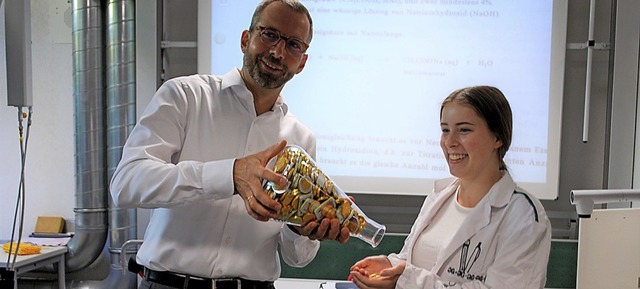 Olaf Breuer schttet Geld des Chemie-F... von Klassensprecherin Celine Birgel.   | Foto: Thomas Loisl Mink