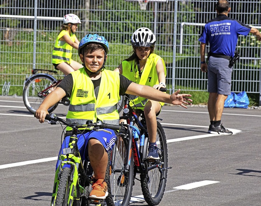 Die Klasse 4a beim Verkehrsunterricht ...tz auf dem Parkplatz beim Waldstadion.  | Foto: Wolfgang Scheu