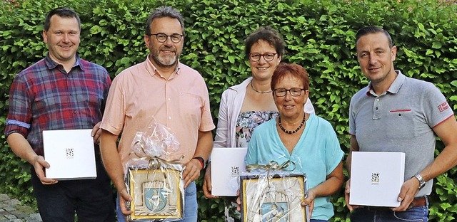 Geehrte und scheidende Gemeinderte (v...ohl, Marita Bcklers und Jrg Trefzer.  | Foto: Dorothe Kuhlmann