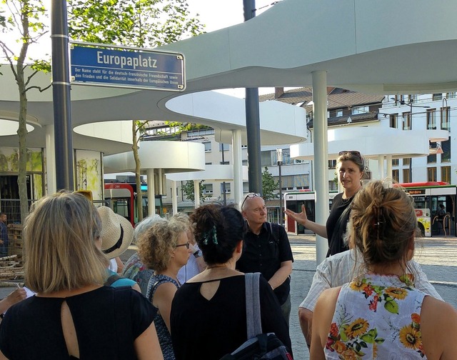 Gisela Graf erlutert den Pavillon am Europaplatz.  | Foto: Julia Littmann