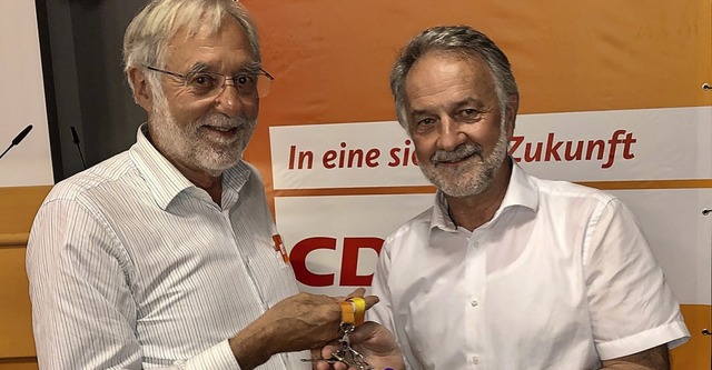 Peter Kleefass (links) bergibt den Vo...reisverbandes an Bernhard Rotzinger.    | Foto: Joachim Rderer
