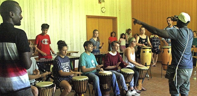 Mit ebensoviel Eifer wie Rhythmusgefh...nda aus Simbabwe einen Trommelworkshop  | Foto: Karin Stckl-Steinebrunner