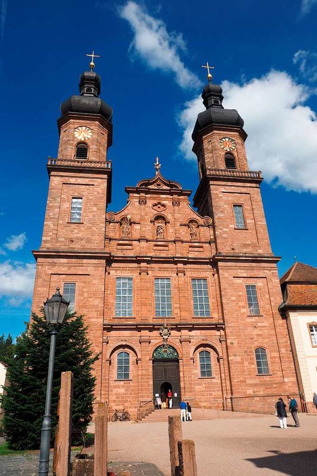 Die markante Kirche mit den zwei Trme...nnungszeichen der Gemeinde  St. Peter.  | Foto: Markus Donner