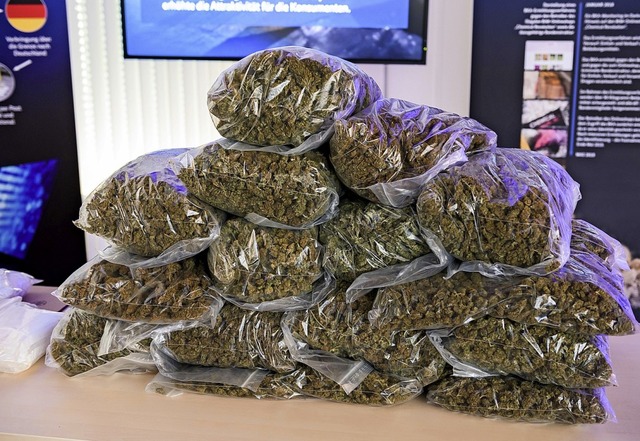 Ein Teil des sichergestellten Cannabis...ssekonferenz der Polizei prsentiert.   | Foto: Silas Stein (dpa)