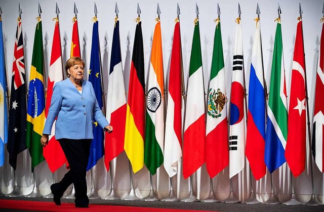 Bundeskanzlerin Angela Merkel (CDU) ko...gszeremonie des G20-Treffens in Osaka.  | Foto: Bernd von Jutrczenka (dpa)
