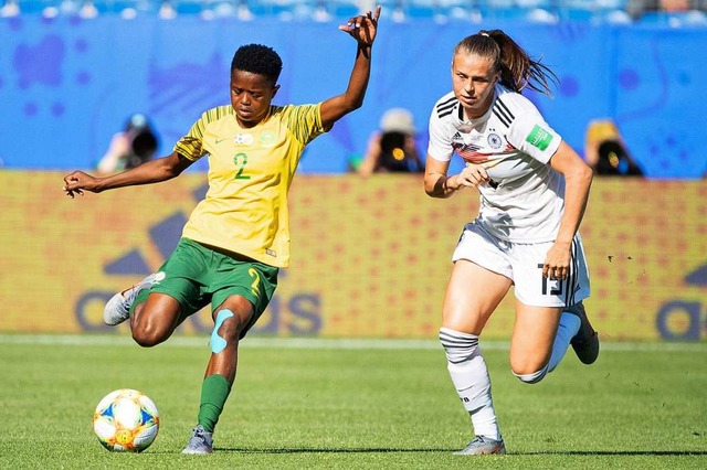 Klara Bhl (rechts) im Vorrundenspiel gegen Sdafrika  | Foto: Sebastian Gollnow (dpa)