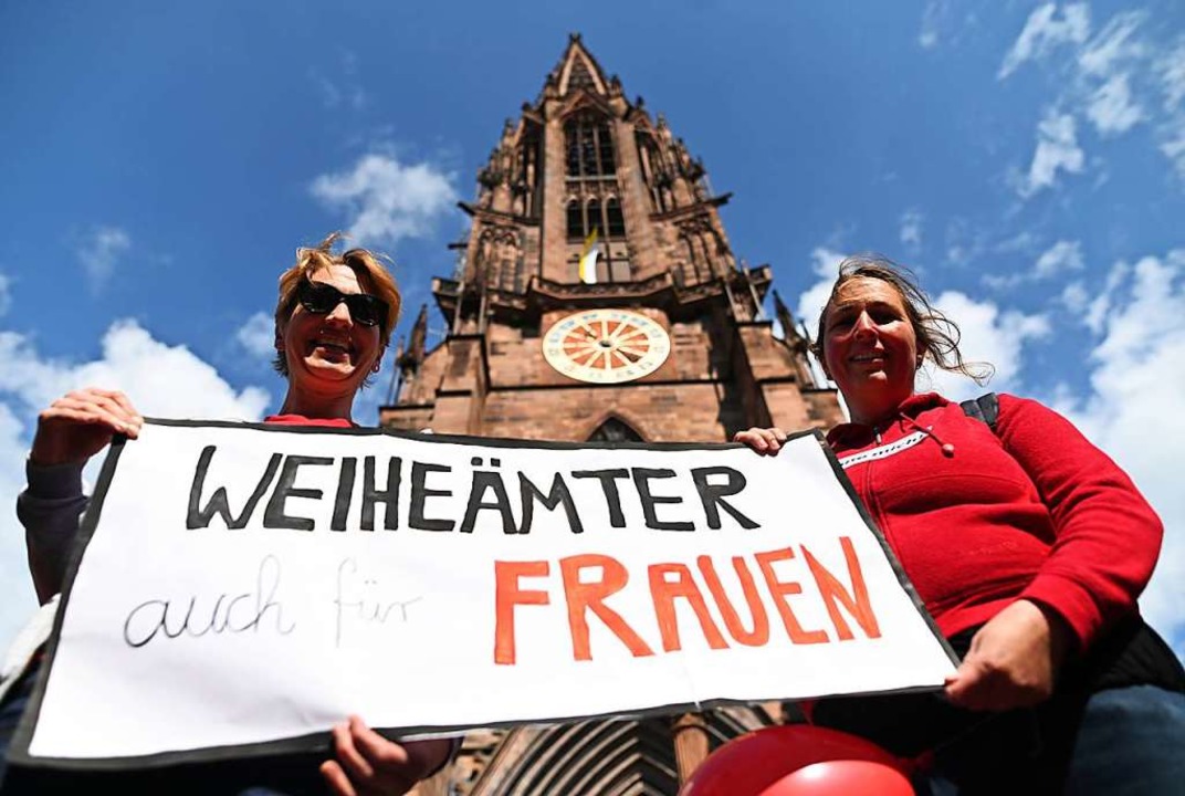 Zwei Frauen der Initiative Maria 2.0 vor dem Mnster  | Foto: Patrick Seeger (dpa)