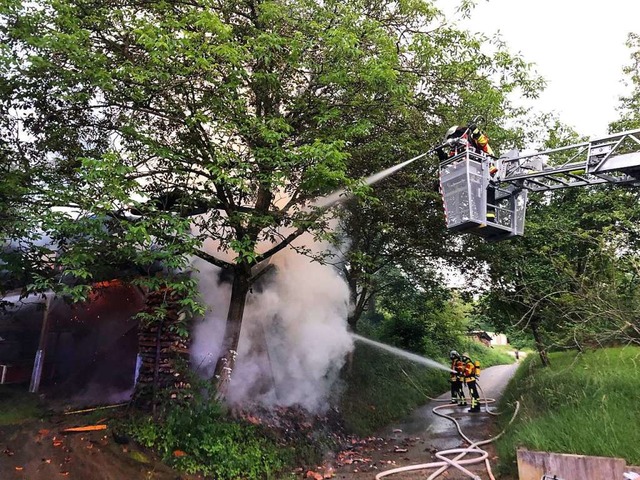 Lscharbeiten am Sonntagmorgen an der Hugsgasse in Broggingen.  | Foto: Feuerwehr Herbolzheim