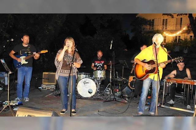 Ein Hauch von Woodstock wehte durch den Rosenhof in Schwand