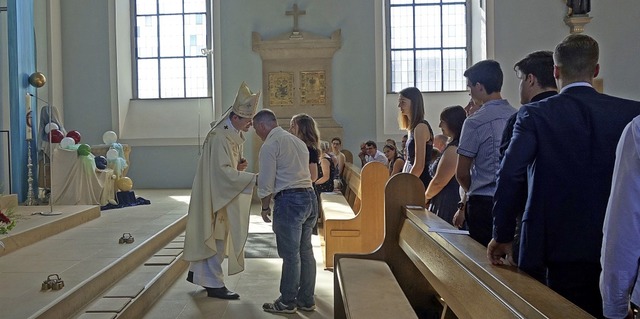 Erzbischof Stephan Burger spendet den Firmanden ihr Sakrament der Firmung.  | Foto: Helena Hiss