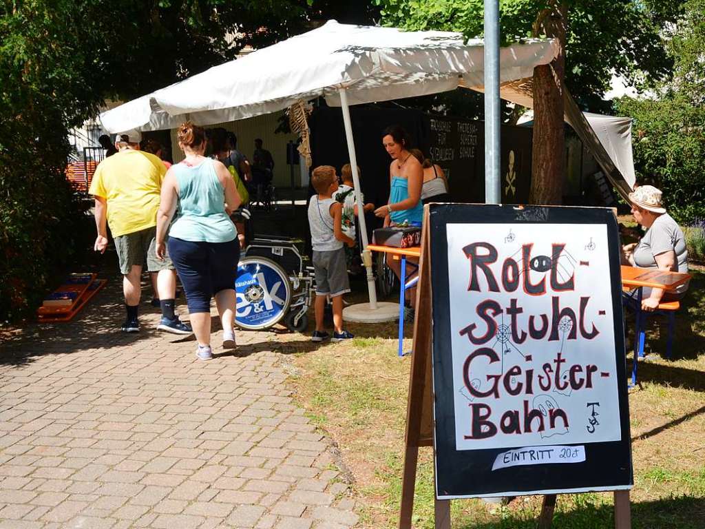 Trotz Hitze ein Erfolg: Das Sommerfest des St. Josefshauses Herten, das zum 140-jhrigen Bestehen der Einrichtung auch den Blick auf die Historie richtete.