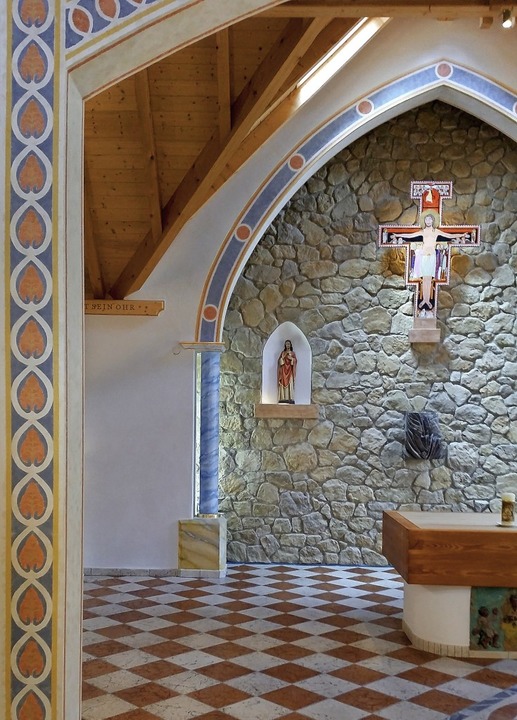 Die Bruchstein-Altarwand mit dem byzantinischen Kreuz in der Kapelle.  | Foto: Privat