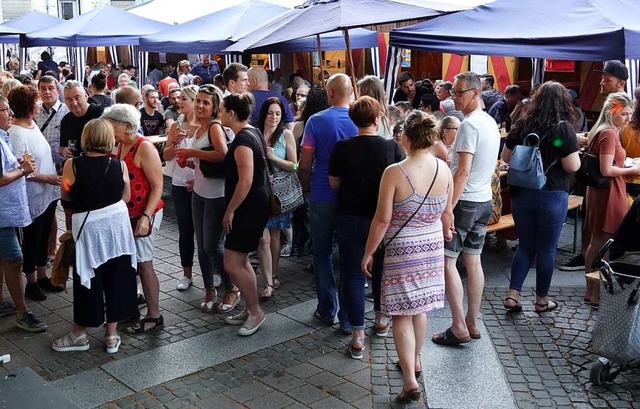 Als am frhen Abend die Temperaturen e...ich die Straen schnell mit Besuchern.  | Foto: Hans-Jrgen Hege