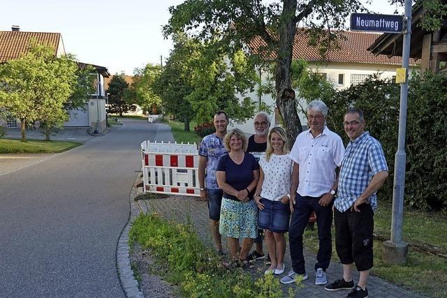 Gesenkte Kanaldeckel und gesperrter Gehweg stren