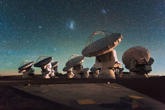 Teleskopverbund auf der Chajnantor-Hochebene in Chile  | Foto: Christoph Malin (dpa)