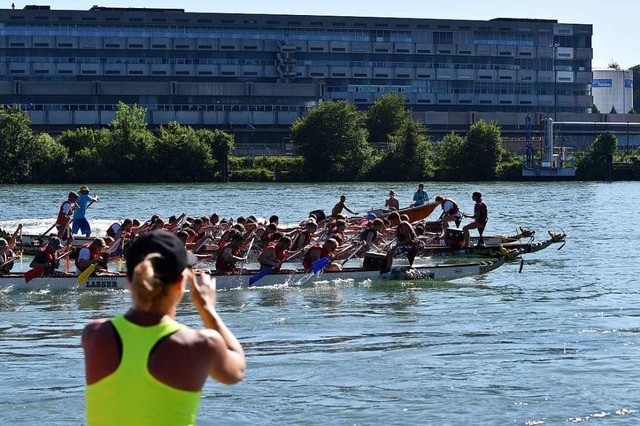 Die Teams legen sich beim Drachenbootr...zach auf dem Rhein voll in die Riemen.  | Foto: Martin Eckert