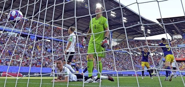 Das Entsetzen ist in den Gesichtern de... Schweden gerade das 2:1 erzielt hat.   | Foto: LOIC VENANCE (AFP)