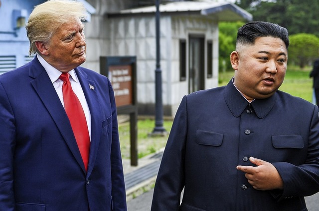 US-Prsident   Donald Trump (links) un...ng-un an der innerkoreanischen  Grenze  | Foto: BRENDAN SMIALOWSKI