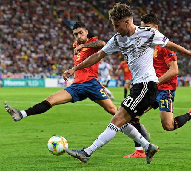 Luca Waldschmidt komm gegen den Spanier Unai Nunez (Nummer 5) zum Abschluss.  | Foto: MIGUEL MEDINA (AFP)