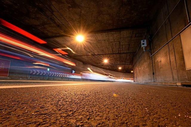 Verkehr auf B31-Ost staut wegen eines Pannenfahrzeugs im Schtzenallee-Tunnel