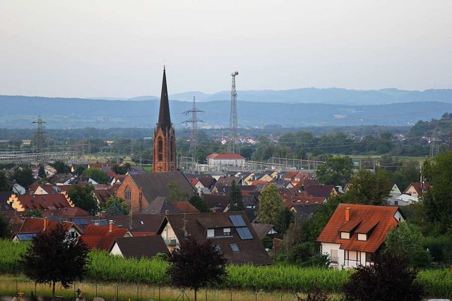 Das Winzerdorf Eichstetten liegt am Ka...von Weinreben und Samengrten umgeben.  | Foto: Lea Messerschmidt