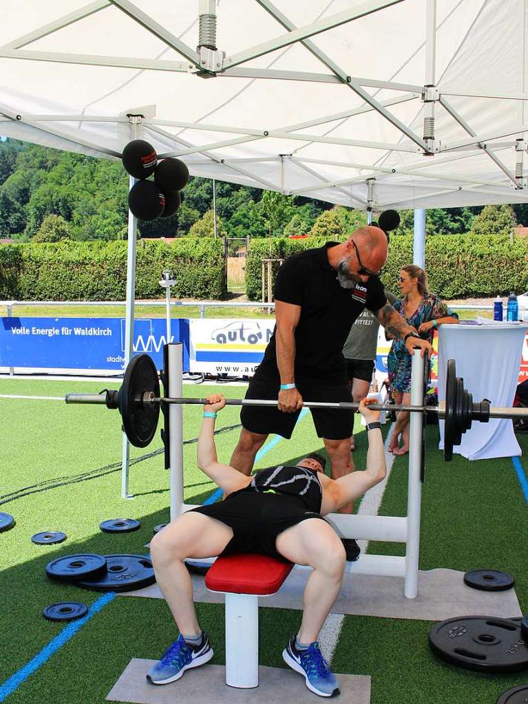 Bankdrckwettbewerb am Stand vom Fitness-Park Waldkirch