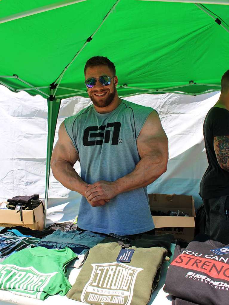 Bodybuilder Tim Budesheim an seinem Stand