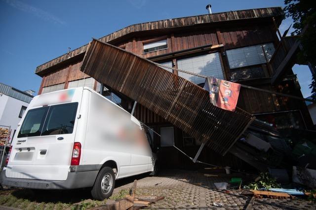 Planschbecken wohl zu schwer: Verletzte bei Balkoneinsturz